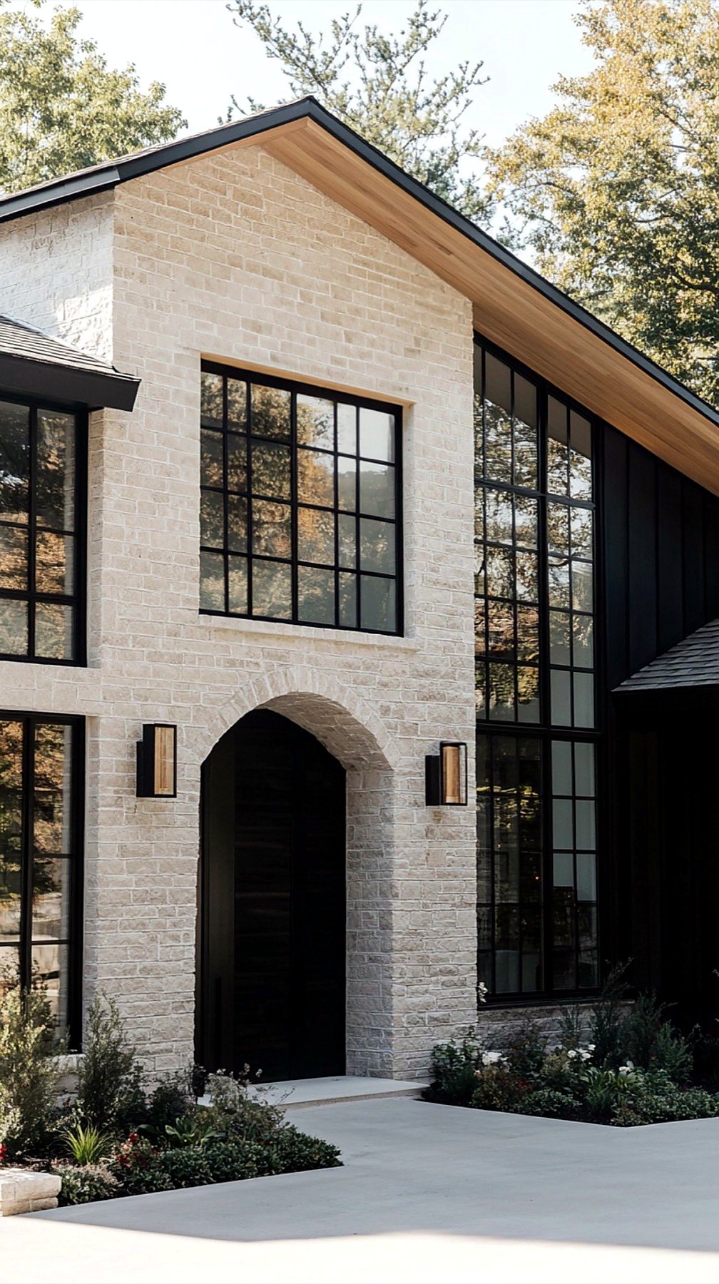 N°115 Interlochen, limestone facade with arched entry